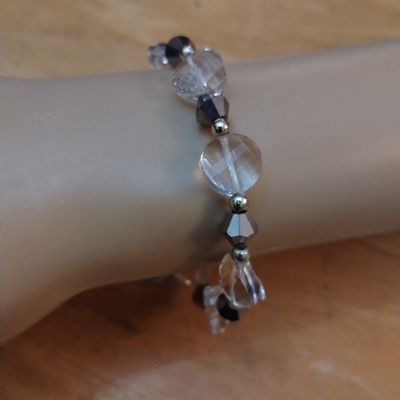 Jewelry - NWT women's glass beaded stretchy bracelet